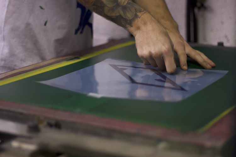 What is screen printing? An expert guide to the silk screen printing process