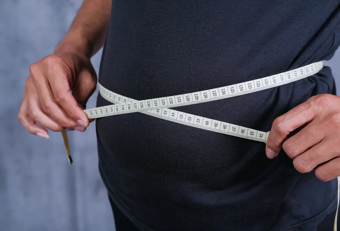 Measuring t-shirt fit using a tape in cm to check chest size and neck size, showing the difference between XS and XL to enhance overall fit around the head and body.