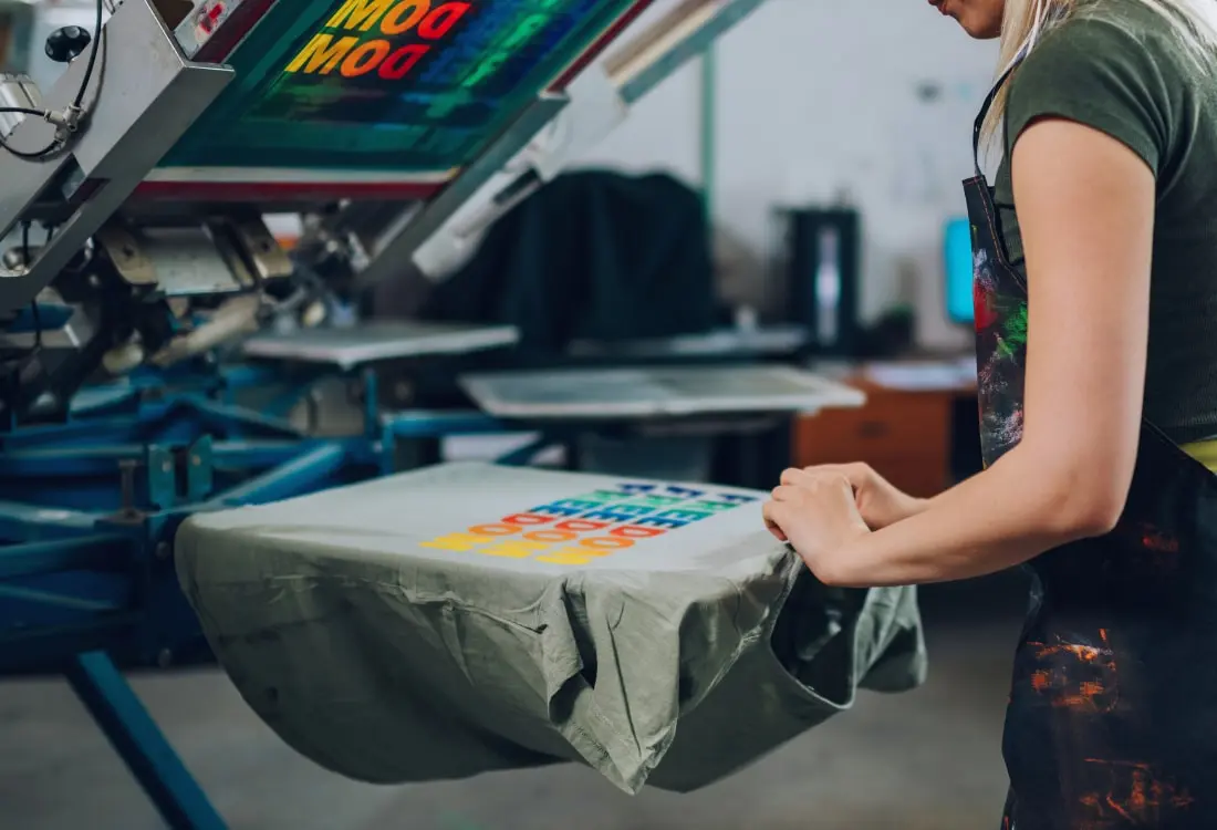 When deciding between vector file types and raster images, you need think about the printing technique. There are pros and cons to both image file types, and choosing the right format is usually easier than you think. 