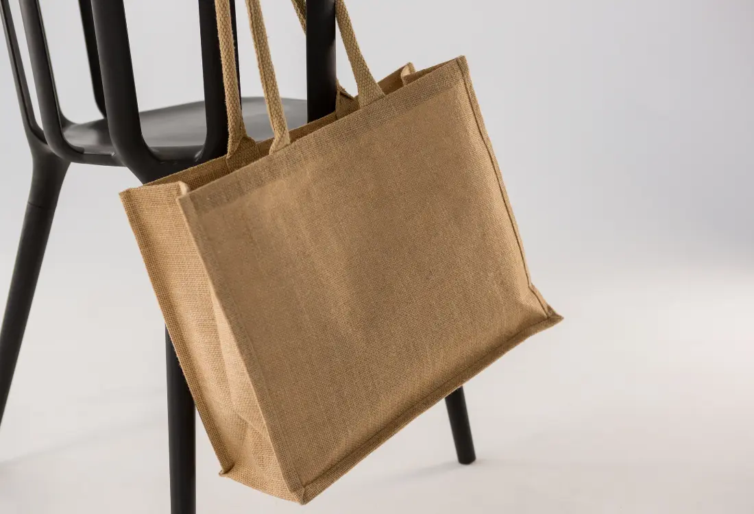 Jute bags are trending due to many getting more serious about making sustainable choices. The fabric can be used to make very chic bags, as this one pictured.