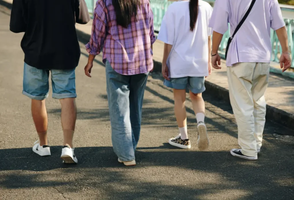 Y2K style with oversized T-shirts, baggy jeans and relaxed streetwear silhouettes inspired by early 2000s fashion.